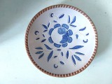 Farfurie ceramica decorativa stil taranesc etno rustic, lut ars si glazurat zgrafitat si pictat manul cu floare albastra, 22cm diametru