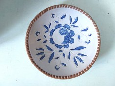 Farfurie ceramica decorativa stil taranesc etno rustic, lut ars si glazurat zgrafitat si pictat manul cu floare albastra, 22cm diametru