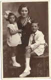 P3098N Femeie și copii &icirc;n decor cu mobilă &icirc;n stil neorom&acirc;nesc, studio Foto Arta N Ioanid, Constanța, perioada interbelică
