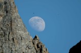 Tablou Canvas, "Luna printre v&acirc;rfurile muntelui st&acirc;ncos", Rocă, Lună, Păsări, Cer, Albastru, 39 x 26 cm, CMCLASS