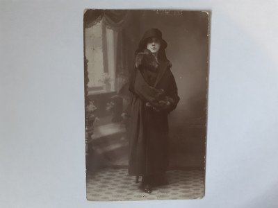 Carte poștală cu t&amp;acirc;nără &amp;icirc;n haină neagră &amp;icirc;n 1927 foto