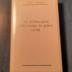 Cu fotbalistii tricolori in jurul lumii Mircea Popescu cu autograf