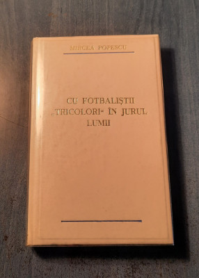 Cu fotbalistii tricolori in jurul lumii Mircea Popescu cu autograf foto