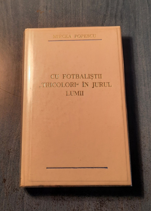 Cu fotbalistii tricolori in jurul lumii Mircea Popescu cu autograf