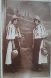 Fotografie tip carte postala, doua tinere in straie populare romanesti, perioada interbelica