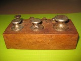 9263-Set Greutati metal in cutie lemn oxidate necesitand reconditionare.