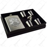Set plosca cu palnie si 4 pahare din inox is cutie eleganta cu captuseala. cu decor embosat &ndash; Pentru cel mai bun Sef