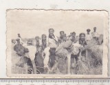 Bnk foto - Copii la cules - anii `40, Alb-Negru, Romania 1900 - 1950, Portrete