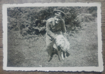 Soldat roman amuzandu-se cu o oaie/ fotografie foto