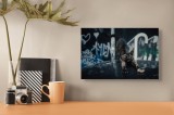 Tablou Canvas, "Pisica &icirc;ntinz&acirc;ndu-se pe mașină veche", Pisică, &Icirc;ntindere, Blană, Graffiti, Noapte, Urban, Artă, Ochi., 39 x 26 cm, CMCLASS
