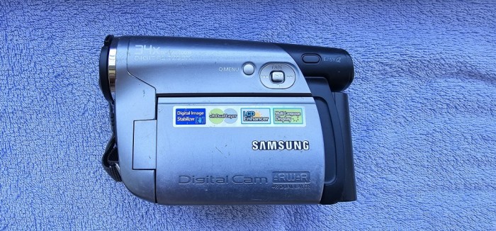 CAMERA VIDEO SAMSUNG VP-DC171 DVD , NU STIU DACA FUNCTIONEAZA PENTRU CA NU AM INCARCATOR !