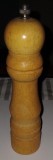 CY Rasnita din lemn pentru condimente / perfect functionala H: 18,50 cm D: 4,50 cm 140 g / folosita dar aflata intr-o stare foarte buna / fara marcaje