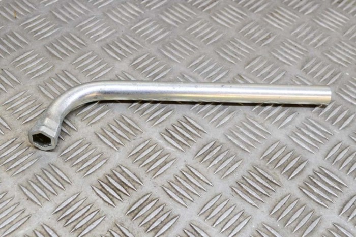 Cheie de piulițe roata VW PASSAT Variant B8 3G5 2015 OEM: 4D0012219A 18279770