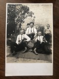 Fotografie interbelica reprezentand trei petrecareti