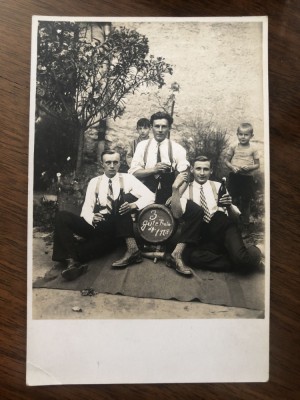 Fotografie interbelica reprezentand trei petrecareti foto