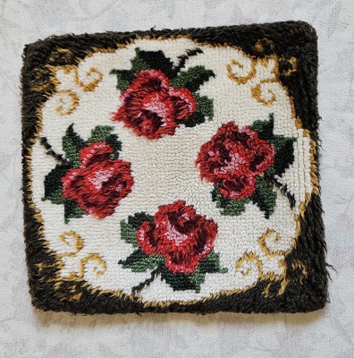 VECHE FATA DE PERNA DECORATIVA, TEHNICA LATCH HOOK foto