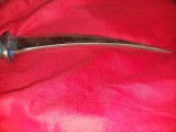 CUTIT vechi curbat.masiv.greu.nefinisat garda metalica plasele asemanator unui Hanjar Jambiya Kinjal oriental