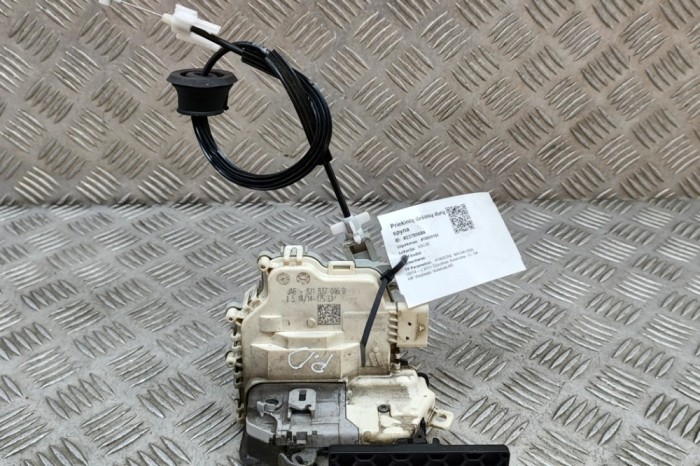 &Icirc;ncuietoare ușă dreapta față PORSCHE MACAN 95B 2015 OEM: 8J1837016D,8J1.837.016.D | 23785684