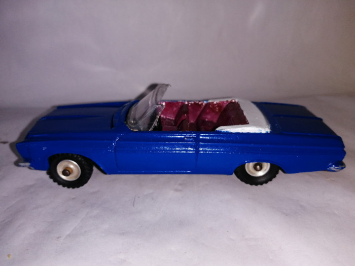bnk jc Dinky 137 Plymouth Fury Convertible