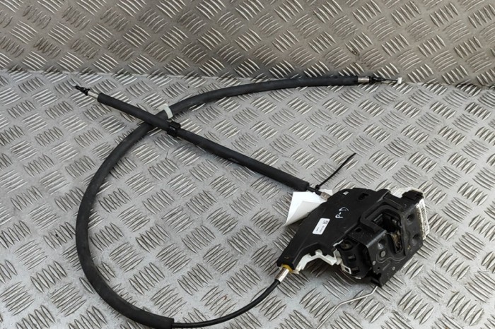 &Icirc;ncuietoare ușă dreapta față MASERATI LEVANTE SUV M161 2016 OEM: 670101182 30748363