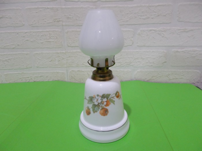 LAMPA petrol / gaz lampant din STICLA OPALINA decorata in teme vegetale