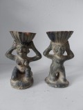 Pereche statuete ceramice figurative stil etnic african, barbat si femeie, suporturi decorative cu bol, ceramică arsă roșiatică artizanat vintage