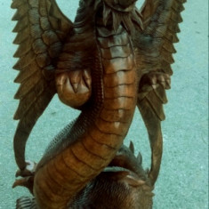 Sculptura, dragon de dimensiuni impresionante din lemn masiv