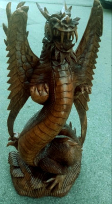 Sculptura, dragon de dimensiuni impresionante din lemn masiv foto