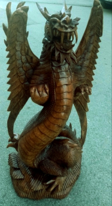 Sculptura, dragon de dimensiuni impresionante din lemn masiv