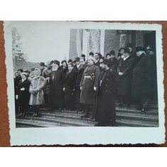 Fotografie, grup de personalitati, in fata bisericii, perioada interbelica