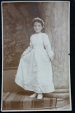 Fotografie tip Carte Postala, Fetita in rochie alba si coronita, perioada interbelica