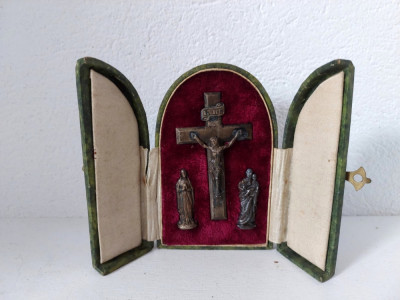 *Obiect religios catolic cruce cu sfinti, mini altar portabil francez vechi foto