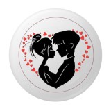 Cumpara ieftin Insigna rotunda cuplu indragostit cu inimioare, 58 mm, model romantic silueta cu prindere ac