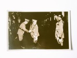 Cumpara ieftin Rară! Carte poș.foto Hitler aplecat &icirc;n fața regelui Italiei Victor Emannuel,&icirc;n fundal Mussolini și H.Himmler,gara Ostia 1938,timbru și ștampile f.rare