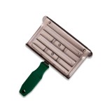 Tesala patrata corp plat pentru bovine UKAL , perie metalica 7 randuri pentru curatare animale