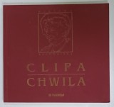 CHWILA / CLIPA de WISLAWA SZTBORSKA , POEZII , EDITIE IN POLONEZA SI ROMANA , 2003 , PREZINTA HALOURI DE APA SI URME DE UZURA