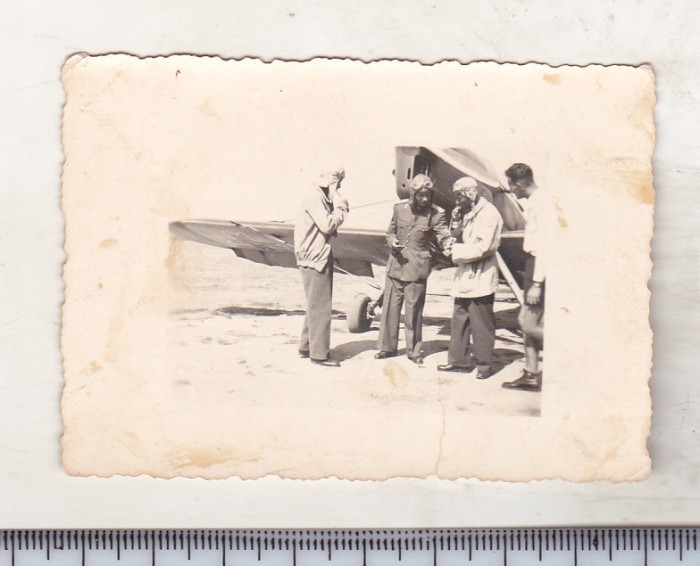 bnk foto Aviatie WW II - aviatori langa avion IAR 27