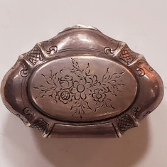 Cutiuta din argint marcat '800', decorata cu motive florale