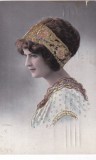 Fotografie de studio colorizata manual, prezentand o femeie intr-o rochie fina