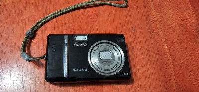 APARAT FOTOT DIGITAL FUJIFILM FINEPIX F455 , MADE IN JAPAN , FUNCTIONEAZA . SE VINDE DOAR CAMERA FARA ACCESORII . foto