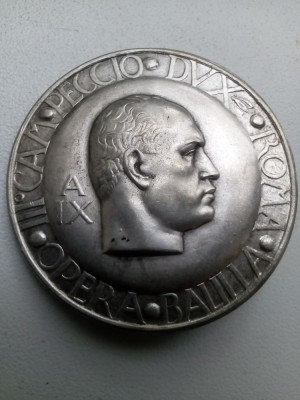 Insigna cu Benito Mussolini, aniverseaza 9 ani de la Marsul asupra Romei 1931 foto