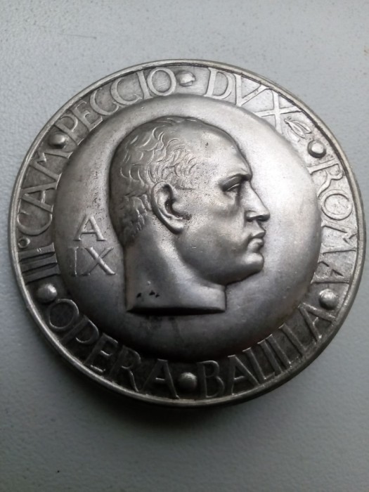 Insigna cu Benito Mussolini, aniverseaza 9 ani de la Marsul asupra Romei 1931