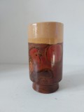 Vaza ceramica executata si pictata manual, cu cocos si soare (cocos cantand la rasarit), 14cm x 8cm