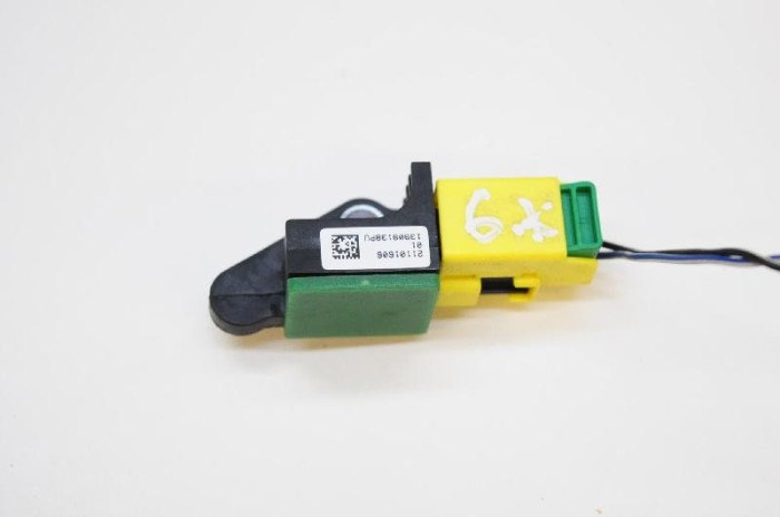 Senzor de impact st&acirc;nga spate VW PASSAT B6 3C2 2009 OEM: 5N0959351B | 2688039