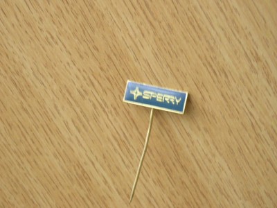 QW9 N4 10 - insigna - inscriptia SPERRY foto