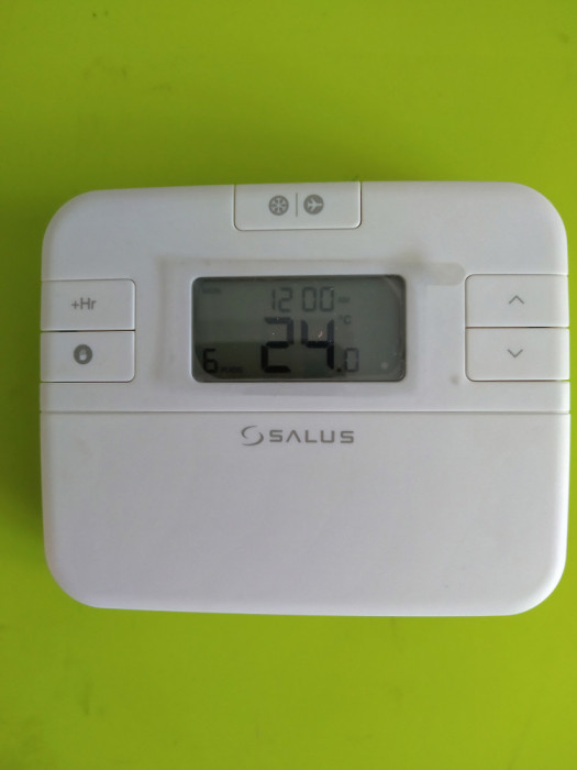 Controler cu comanda prin cablu pentru instalati incalzire/climatizare