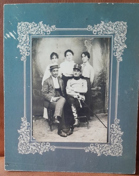 Fotografie pe carton, grup de femei si barbati, Campulung 1915