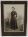 TANARA IN ROCHIE NEAGRA , FOTOGRAFIE CABINET , DATATA 7 MARTIE 1907