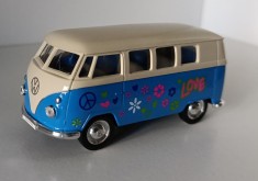 Macheta Volkswagen Transporter T1 BUS Flower Power albastru - Welly 1/40 VW