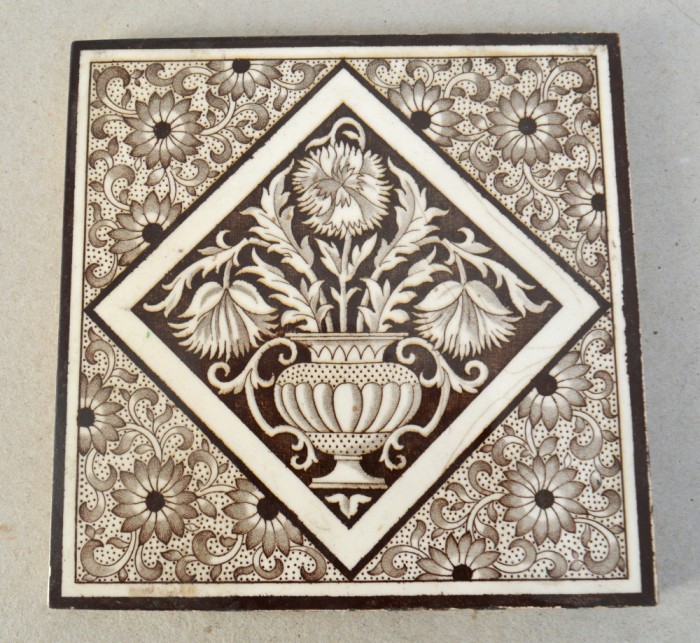 Placa ceramica Minton Aesthetic Movement cu motive florale cca 1885